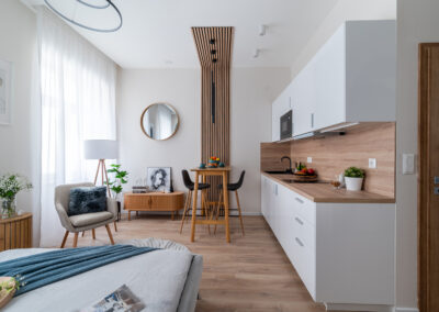 DM2 stúdiólakás enteriőr – Déri Miksa projekt, home staging és styling, étkező design falburkolattal és világítással
